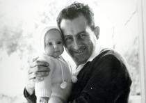Rudolf Blum mit seiner Enkelin