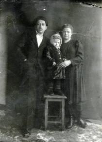 Richard und Bella Kohn mit Tochter Nina, verheiratete Budzew