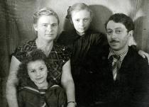 Richard Kohn mit seiner Frau Bella und den Töchtern Nina Budzew und Rita Lymarow