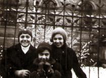 Kati Erdos with two classmates in front of the Jewish gymnasium
