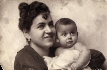 Kati Erdos as a baby with her mother Margit Erdos