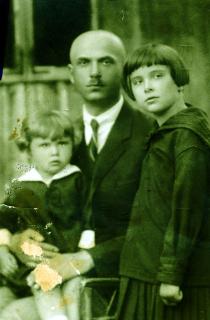 Vera Tomanic's father Pavao Bluhm with his children
