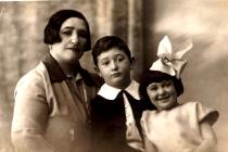 Frieda Berkovits with her son Samuel and daughter Ida