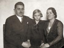 Preisz Györgyné kislányként a szüleivel