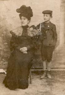 Vázsonyi Tibor nagynénjével