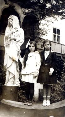 Emilia  Kushnir's mother's cousins, 
Nadya Babinskaya and Nadya Gukhman