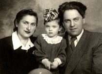 Fania Brantsovskaya with her husband Mikhail Brantsovskiy and daughter Vita Safian