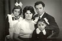 Yankl Dudakas and his family