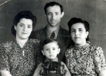 Nehoma Abramovich with Moisey Rybakov, his wife Nina and son Grigoriy
