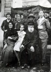 Meir Molchanskiy and Haya Molchanskaya with their older son Haim's family