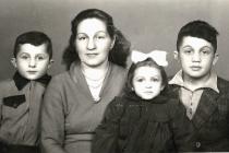 Chaja Sznejser with her children