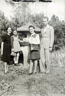 Eva Deutsch with her brother and relatives