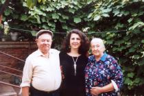 Blum Zoltán a feleségével, Rozáliával és egy szomszéddal