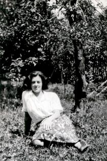 Marta Jakobovicová a szülõi ház kertjében