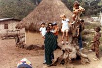 Ru'ena Hornová unokái egy afrikai faluban