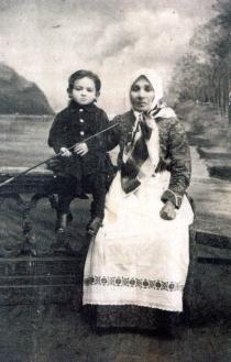 Lazar Gurfinkel's brother Moisey Gurfinkel with his nanny