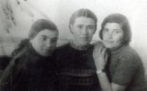 Rachel Gitelis with her sister Freida Goldferb and her sister's friend