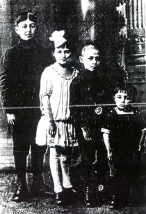 Zakhar Benderskiy with his siblings