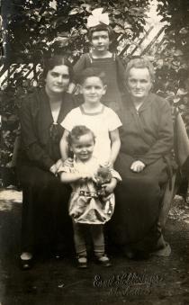 Anna Mrazkova's aunt's family