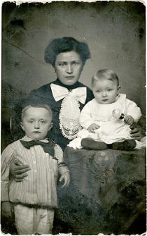 Roza Weisz with her children Karoly and Jeno