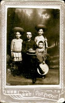 Leonora Acs as a young girl with her siblings
