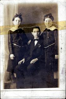 Imre Hamos with his sisters