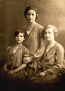 Piroska Hamos with her sisters