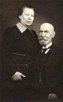 Almai Ernesztina a férjével